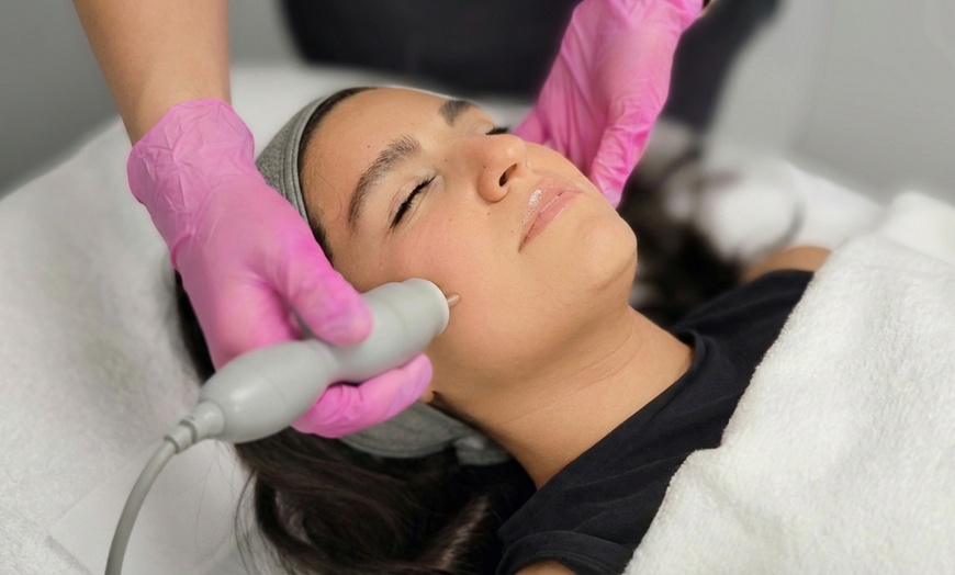 Image 2: Get 2 or 4- Therma Lift Body Lift Sessions on an area of choice