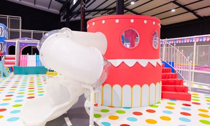 Image 6: Entrada general con acceso a 12 zonas de juego y Rincón de los Padres