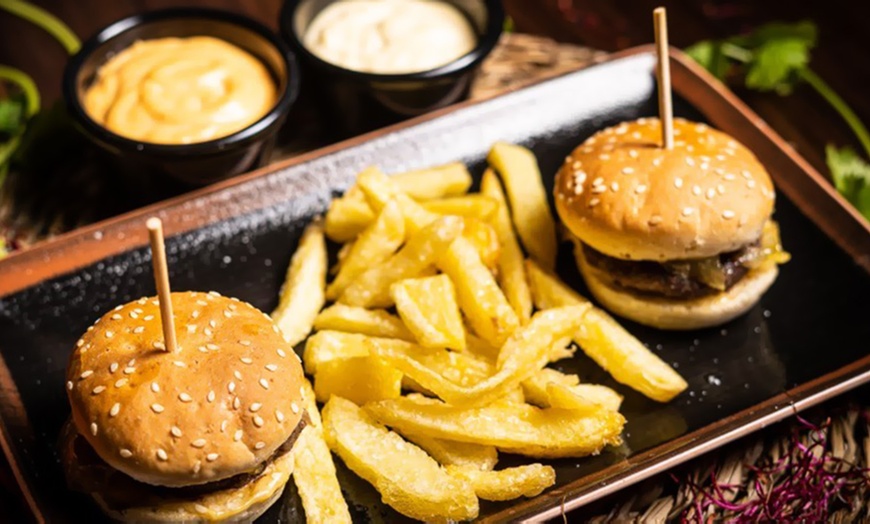 Image 2: Menú de parrillada criolla o hamburguesas para 2 o 4 y opción a vino