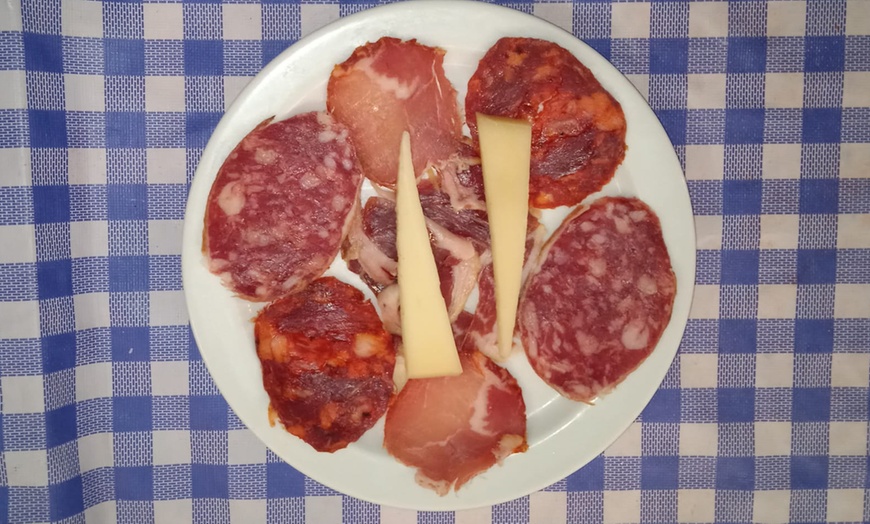 Image 8: Menú a elegir entre mar y montaña o paletilla para 2 con vino 