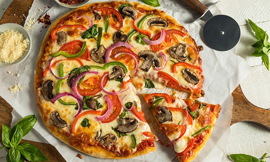 Image 4: Menú vegetariano de pizzas para 2 o 4 personas con entrante y bebida