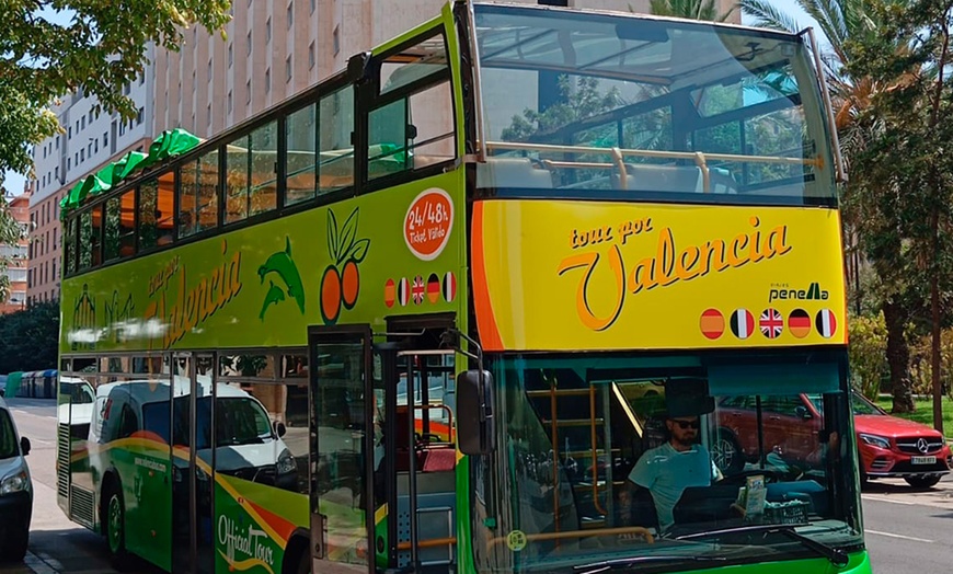 Image 3: 1 o 2 billetes para bus turístico con viajes ilimitados durante 48 h.