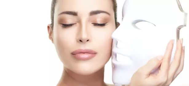 4 oder 8 Behandlungen à 30 Min. Déesse LED-Lichttherapie für 1 Person (bis zu 54% sparen) - Second Medium