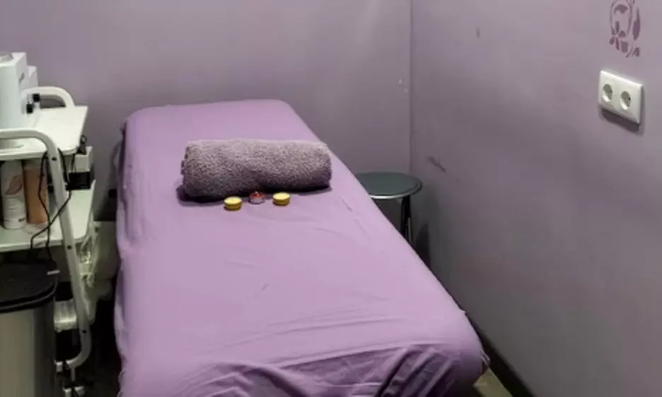 Tratamientos faciales con vapor, extracción, peeling y luz led