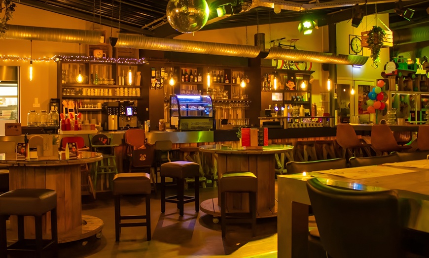 Image 7: Knapperige kipschnitzels in een knus pannenkoekenhuis