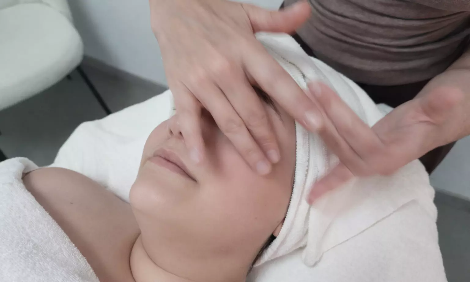 Higiene facial con microdermoabrasión y Kobido o lifting facial