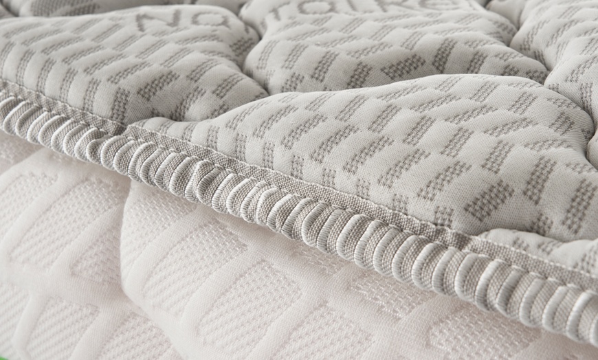 Image 6: Surmatelas en mousse à mémoire de forme avec revêtement à la camomille