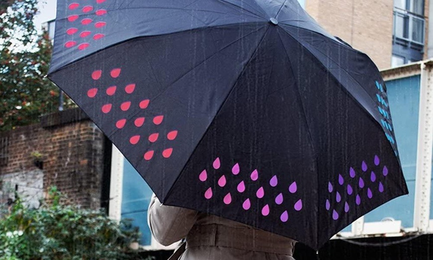 Image 2: Parapluie pliant imperméable et coupe-vent qui change de couleur