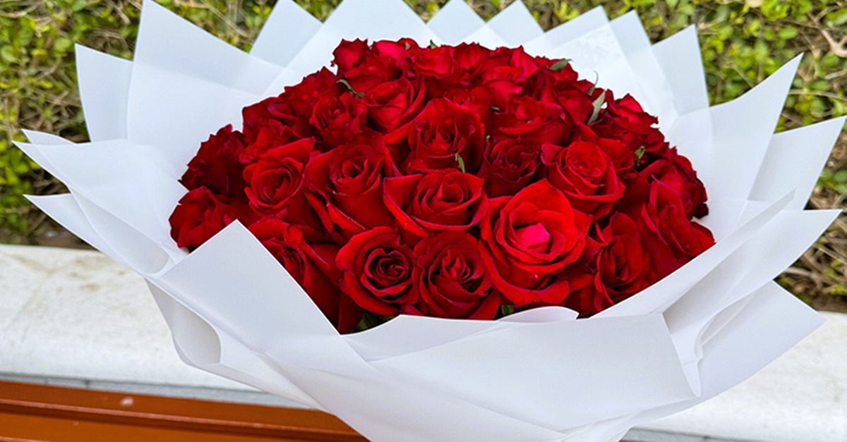 Stunning Choice Of 12,18, 24, 50 Or 100 Rose Bouquets In Your Favorite Color Stunning Choice Of 12,18, 24, 50 Or 100 Rose Bouquets In Your Favorite Color