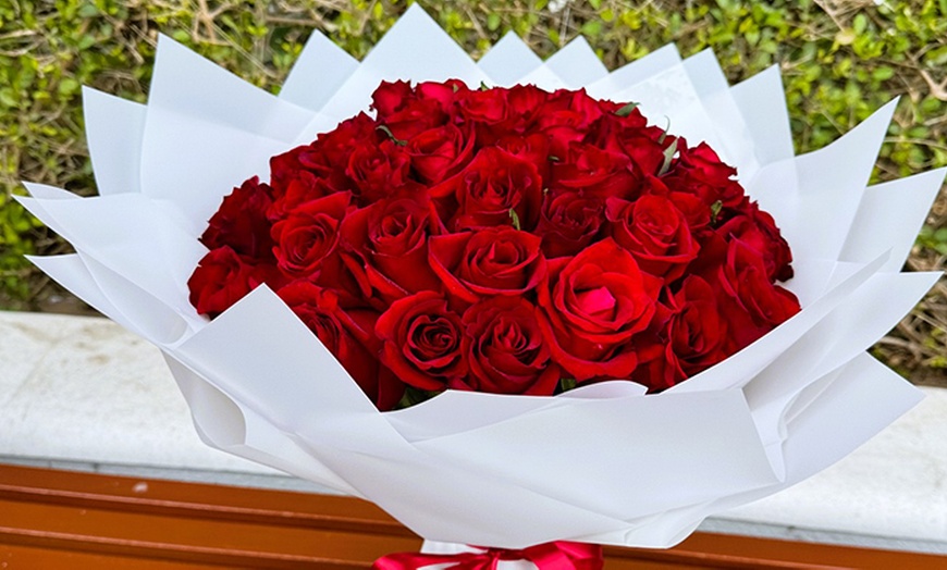 Image 5: Stunning 12-,18-, 24-, 50-, / 00-Rose Bouquets in Your Favorite Color