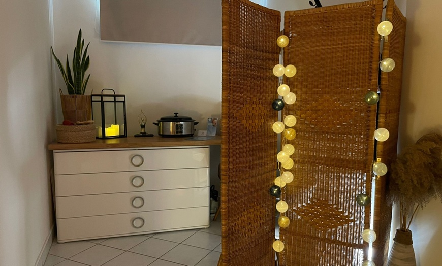 Image 4: Relaks dla dwojga: masaż z peelingiem lub masaż gorącymi kamieniami