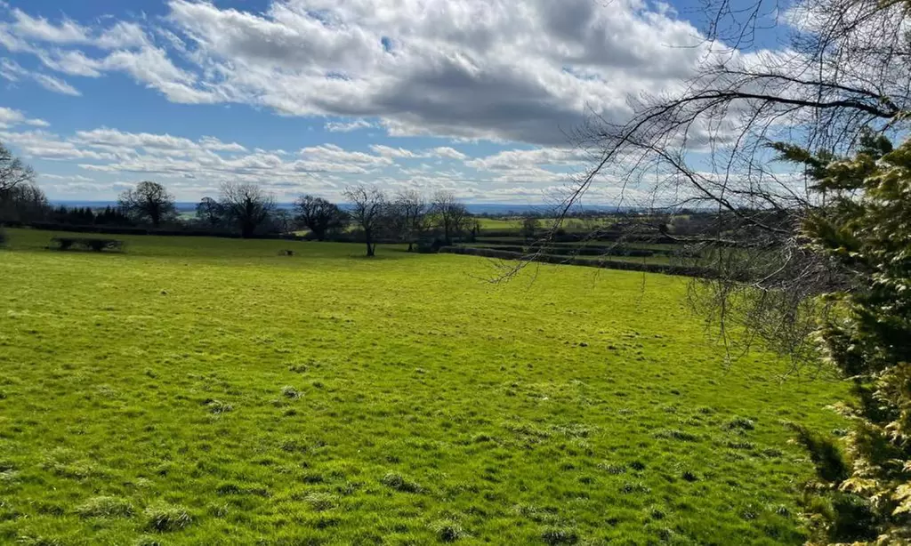 Swinscoe: 2-Night Stay with Breakfast and Optional Dinner