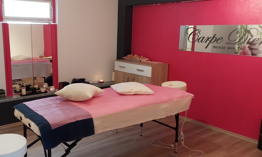 Image 2: Kopf-, Fuß- und/oder Gesicht- und Dekolleté-Massage für 1 Person