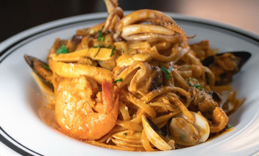 Image 4: Menú para 2 o 4 personas con entrantes, principales, postre y bebida