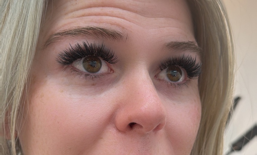 Image 4: Get Full Set of Classic or Volume Eyelash Extensions