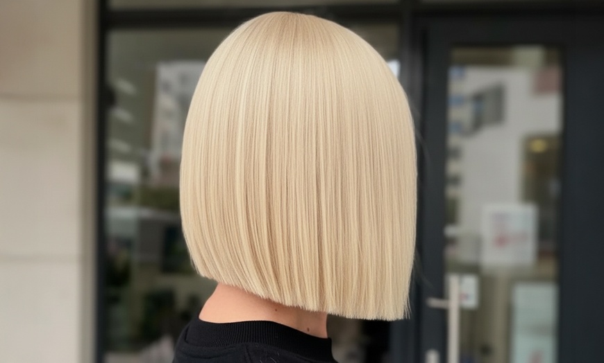 Image 3: Sesión de peluquería con corte y peinado, tinte, mechas e hidratación