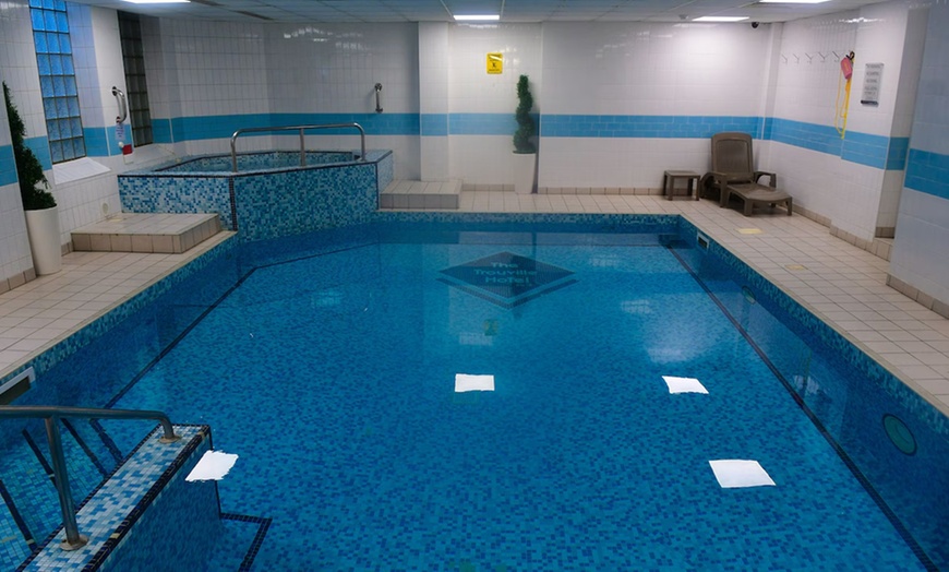 Image 8: Bournemouth: Stay with Breakfast, Tea, Coffee, Cake & Bottle Prosecco	