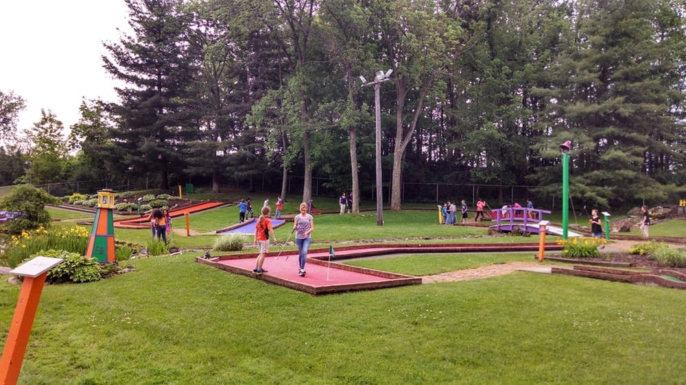 Tee Off w/ 18-Hole Mini Golf Course & Shaved Ice Treat for 1-6 People 
