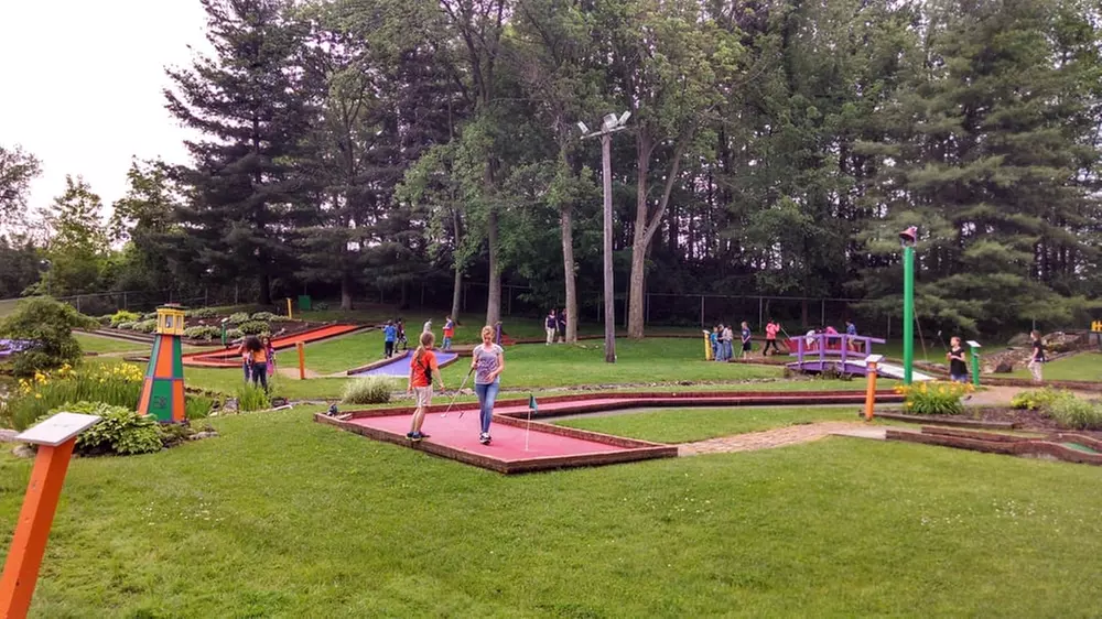 Tee Off w/ 18-Hole Mini Golf Course & Shaved Ice Treat for 1-6 People 