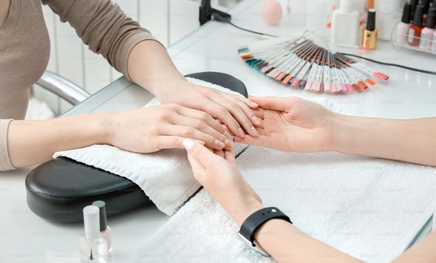 Image 2: Mise en beauté des mains ou pose de vernis semi-permanent 