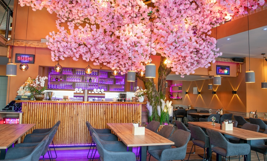 Image 10: Sushi Platte mit bis zu 100 Stück inkl. Vorspeise oder Dessert