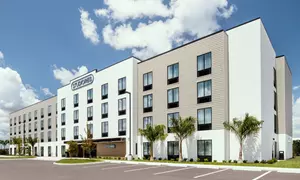 Fort Myers Airport Hotel with Full Kitchen Suites