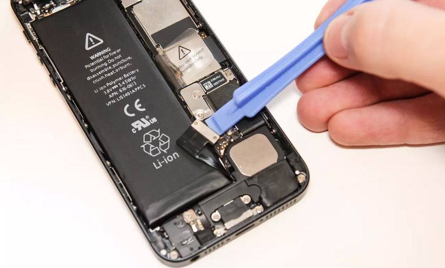 Image 3: Versions of iPad's Glass Replacement or iPhone's Glass & LCD Screen Repair with Free Tempered (Up to 78% Off)