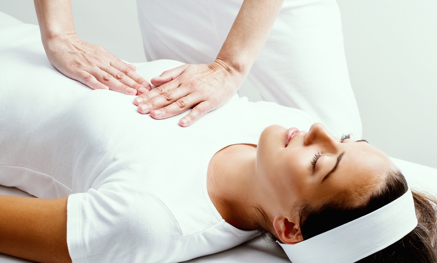 Image 1: Séance de massage Shiatsu avec Isabelle Drolez
