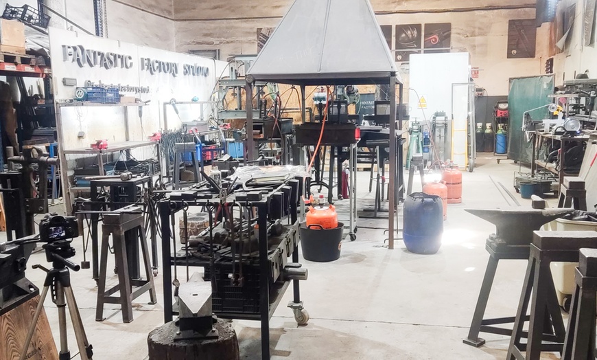 Image 8: Curso para crear un cuchillo en forja con snacks y refresco para 1 o 2