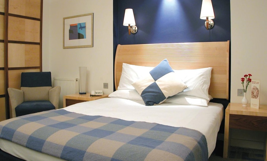 Image 1: Manchester: 1 Night Stay for 2 with Breakfast & Dinner