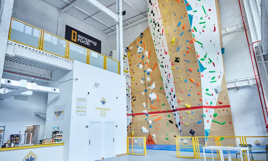 Image 4: ¡Escala sin límites! Acceso libre a rocódromo para niños o adultos 