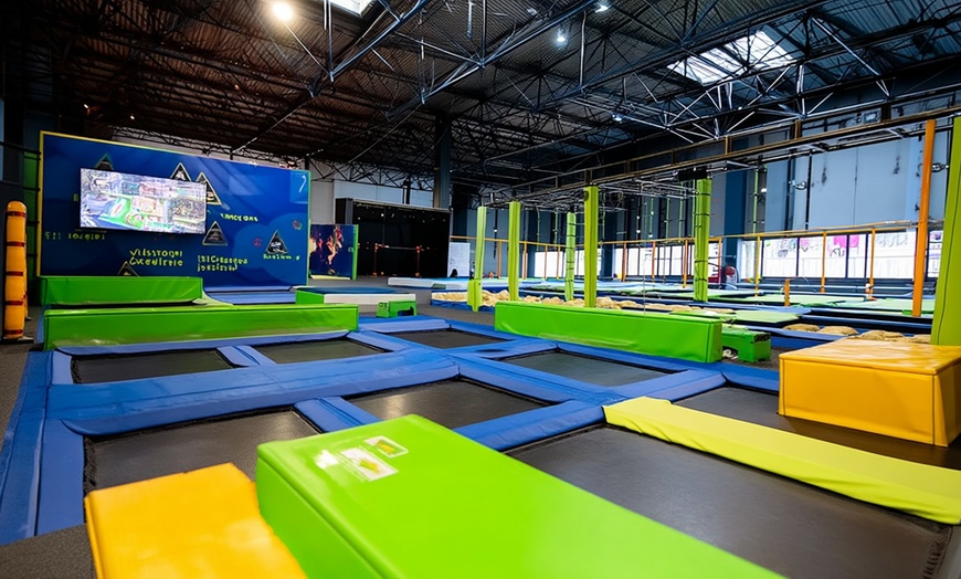 Image 6: Rozrywka w parku trampolin i dmuchańców: nawet cały dzień zabawy!