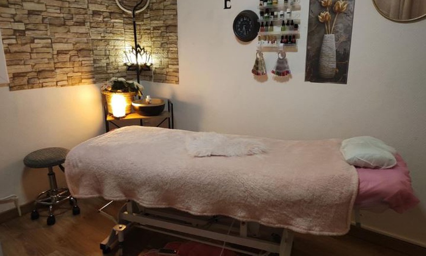 Image 2: Soin du visage avec modelage crânien et visage, option modelage du dos, avec L'Harmonie du corps (50% de remise)