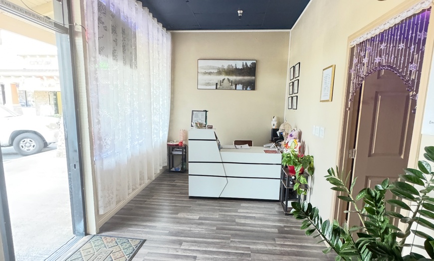 Image 5: 60-Min Lymphatic Drainage Massage with Drinese Cream & Hot Stones