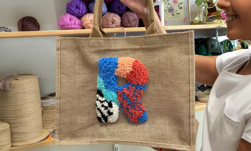Image 8: Taller para crear tu bolso personalizado con barra libre de vino