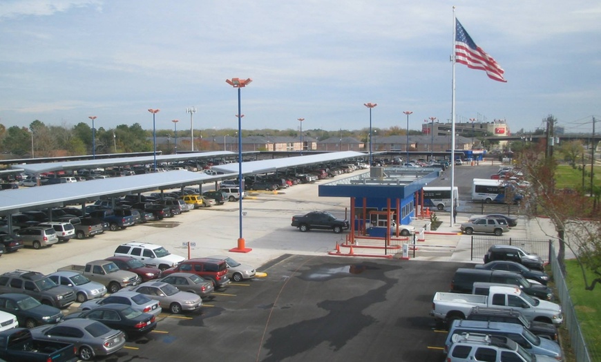 Image 2: Up to 24% Off 3/5 Day Covered/Uncovered Airport Parking at HOU