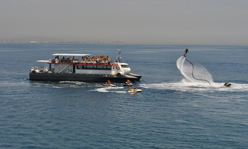 Image 8: Paseo en catamarán de 90 minutos con baño en alta mar y 1 bebida
