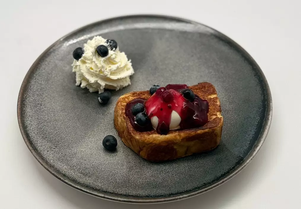 Frühstücksbrunch-Menü mit Avocado-Brot, French Toast und Cappuccino