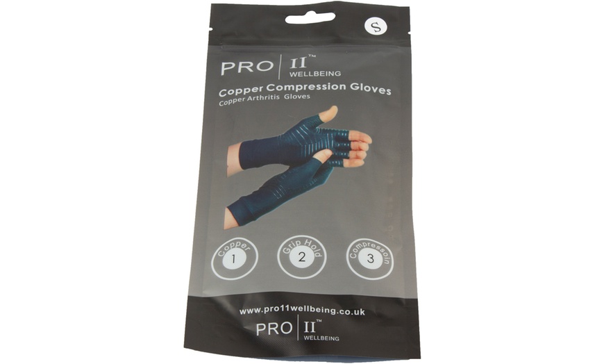 Image 11: Pro 11 Wellbeing Arthritis Gloves and Socks