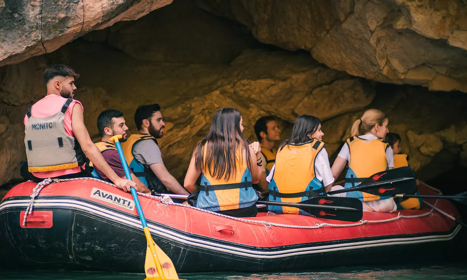 Rafting turístico por el río Segura en el cañón de Almadenes