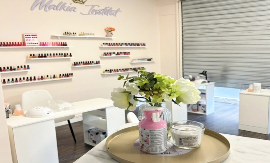 Image 1: Pose de vernis semi permanent et beauté des mains et/ou des pieds