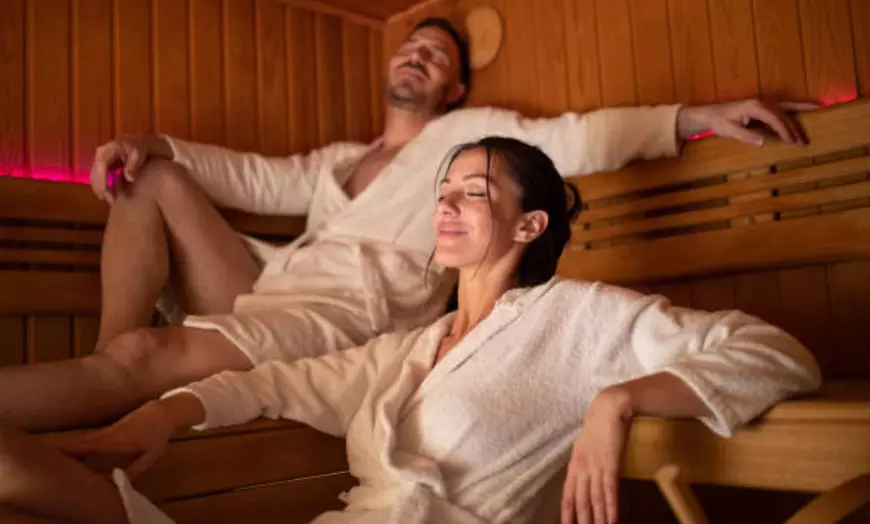 Image 4: Spa privado en pareja con cóctel o botella de cava y bombones 