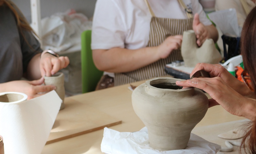 Image 1: Curso intensivo de cerámica con bebida y picoteo, verano e invierno