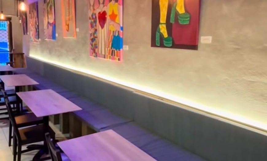 Image 2: ¡Date el gusto! Menú de cocina fusión completo para 2 o 4 personas