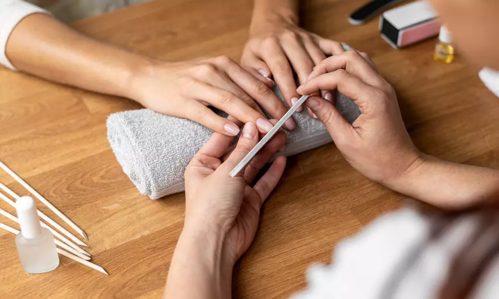 Manicura y/o pedicura con esmaltado clásico o semipermanente