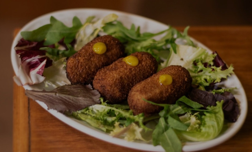 Image 3: ¡Hora de tapear! Menú de tapas para 2 o 4 personas con bebida y postre