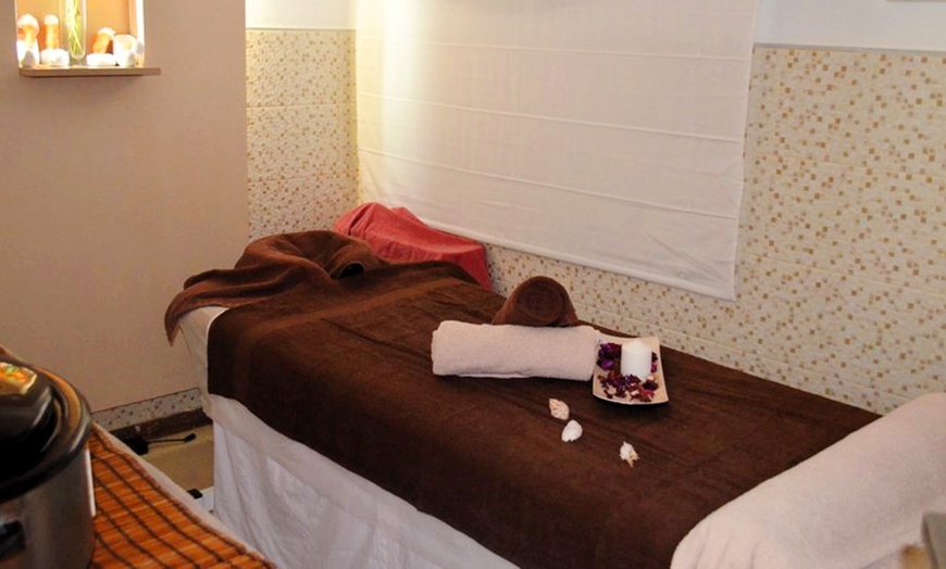 Image 2: Relájate como nunca antes con un acceso a spa o a piscina climatizada 