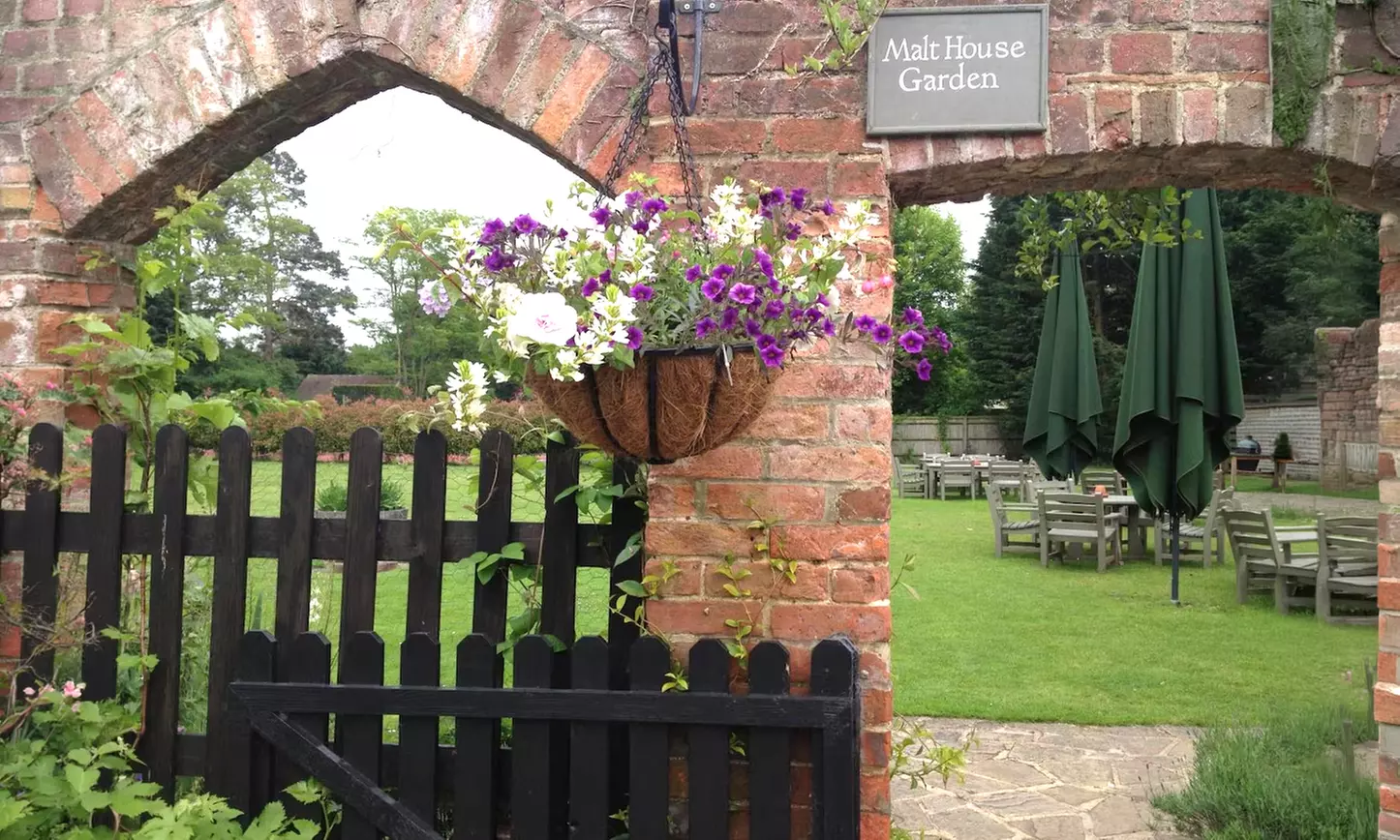 Hurley: Classic Double with Breakfast