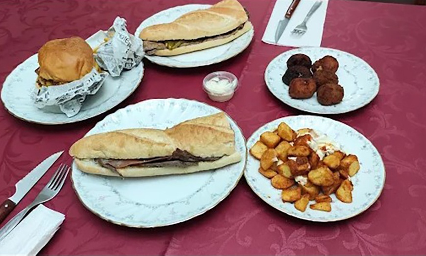 Image 27: Menú de hamburguesas con entrante, postre y bebida para 2 o 4 personas