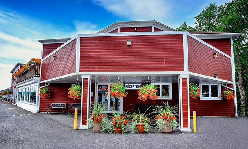 Image 2: Relaxing Spa Getaway in Québec